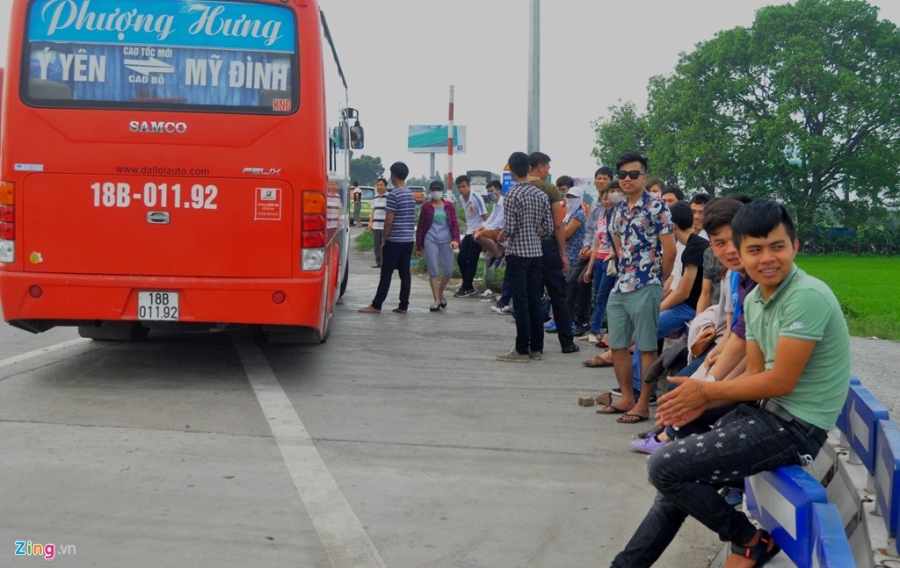 Nhoi nhet 93 hanh khach tren xe 29 cho ngoi hinh anh 10