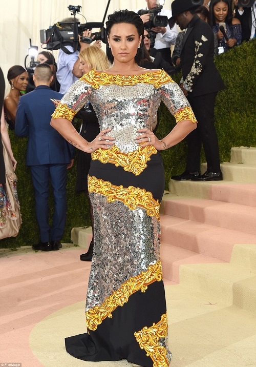 Những bộ cánh xấu lạ, lố bịch nhất Met Gala 2016 - 2