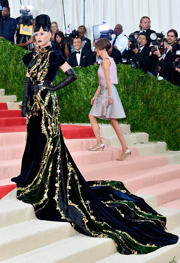 Những bộ cánh xấu lạ, lố bịch nhất Met Gala 2016 - 3