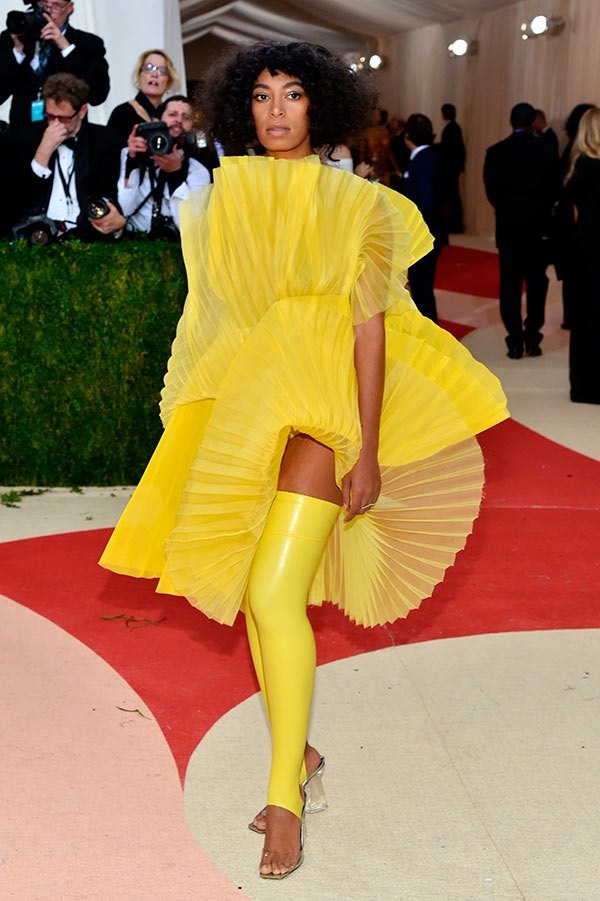 Những bộ cánh xấu lạ, lố bịch nhất Met Gala 2016 - 4