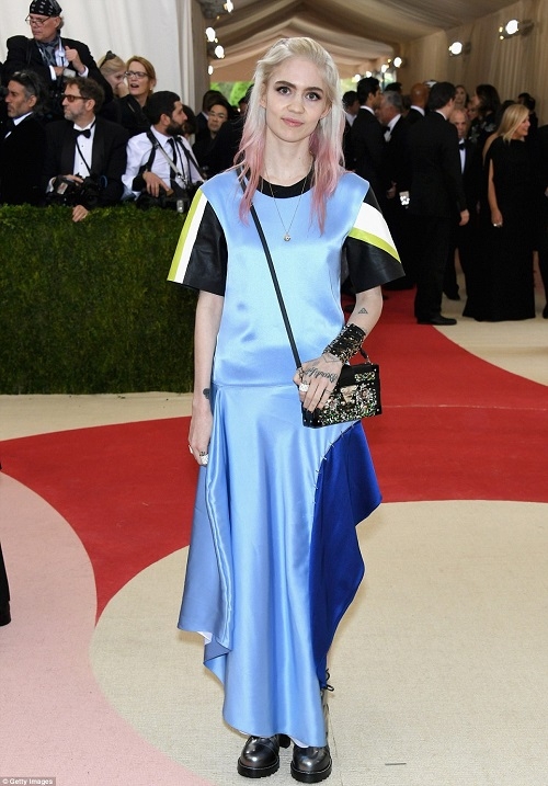 Những bộ cánh xấu lạ, lố bịch nhất Met Gala 2016 - 9
