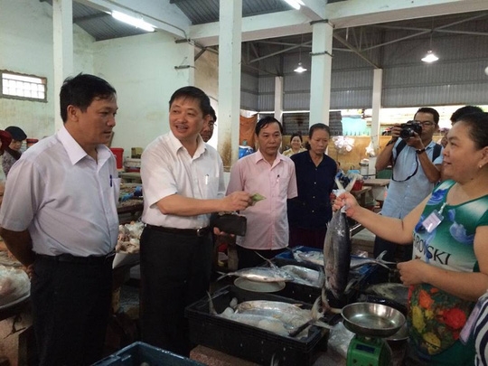  Ông Đặng Việt Dũng đi kiểm tra và bỏ tiền túi mua cá sạch về ăn 