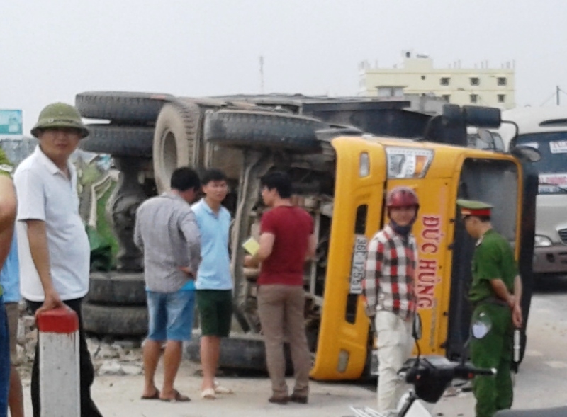 Chiếc xe tải nằm chỏng vó trên đường