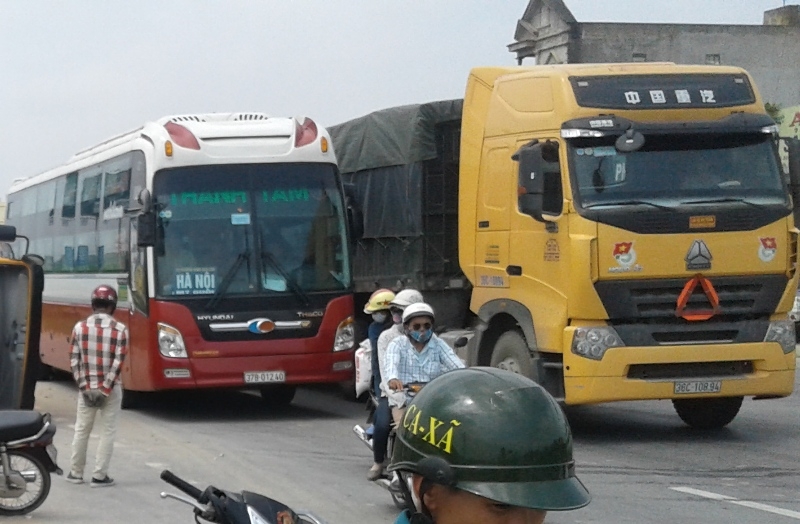 Giao thông đoạn qua hiện trường bị ùn tắc