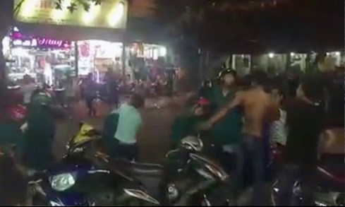 Xôn xao clip dân quân đánh, trấn áp một nhóm thanh niên - ảnh 1