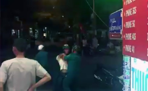 Xôn xao clip dân quân đánh, trấn áp một nhóm thanh niên - ảnh 2