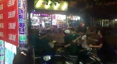 Xôn xao clip dân quân đánh, trấn áp một nhóm thanh niên - ảnh 5