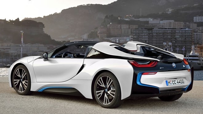 BMW i8 moi manh 420 ma luc, pin manh, them ban mui tran hinh anh 1