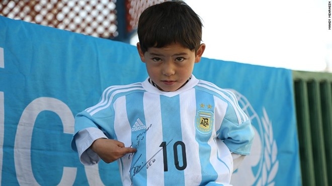 Cau be 'Messi Afghanistan' co nguy co bi bat coc hinh anh 1