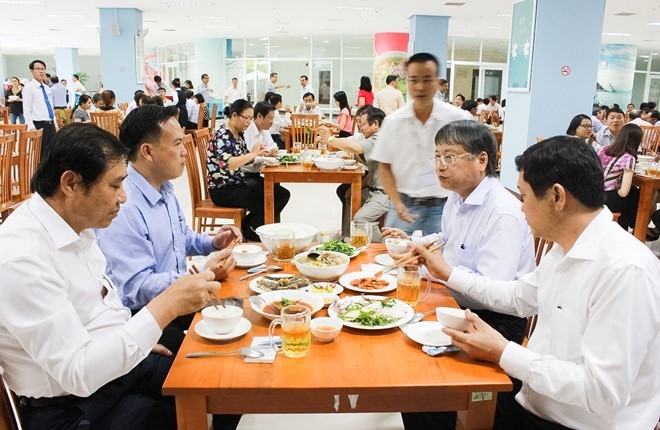 Chu tich Da Nang an com hai san cung 200 nhan vien hinh anh 1