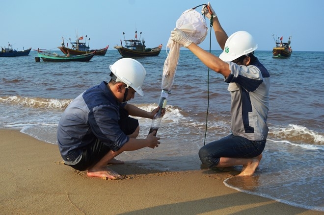 Chuyen gia vao cuoc tim hieu vet nuoc mau do o Quang Binh hinh anh 2