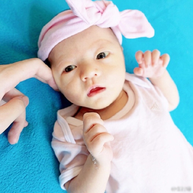 Hoa hậu Trương Tử Lâm khoe con gái 14 ngày tuổi