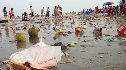  Biển Cồn Vành (thuộc xã Nam Phú, Tiền Hải, Thái Bình) năm nay thu hút hàng vạn người đổ về trong dịp nghỉ lễ 30/4 - 1/5. Nhiều khách vô ý thức xả rác bữa bãi khiến bãi biển ngập đầy rác. Ảnh: Facebook Linh Phương Trần 