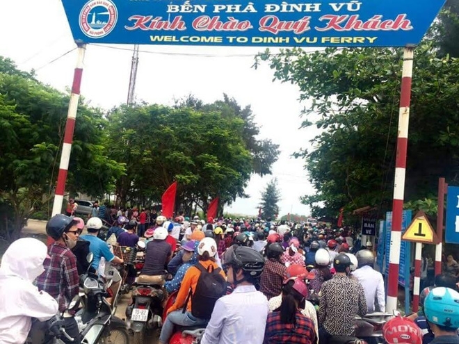  Tình trạng ùn ứ tại khu vực bến phà Đình Vũ đi Cát Bà kéo dài từ sáng đến chiều muộn trong mấy ngày nghỉ lễ. Tại đầu bến Đình Vũ, lượng ô tô, xe máy dồn ứ, kéo dài hàng km. Lực lượng CSGT và Ban quản lý bến phà nỗ lực điều phối, nhưng nhiều người phải chờ vài tiếng mới qua được phà. Ảnh: Vietnamnet. 