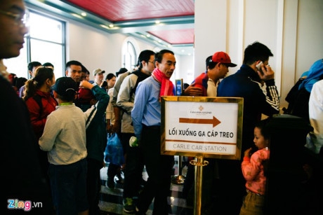  Lên núi cũng gặp tình trạng tương tự xuống biển. Trong ba ngày nghỉ lễ 30/4, đỉnh Fansipan là một trong những nơi thu hút đông du khách. Bắt đầu từ 9h sáng, cảnh chen lấn tại khu vực cầu thang đã xảy ra. Ảnh: Zing.vn 