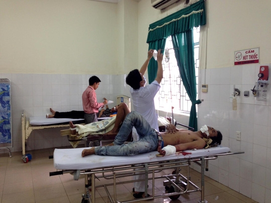  Tai nạn ở Quảng Ngãi khiến 3 nạn nhân chết tại chỗ và 9 người bị thương phải vào bệnh viện cấp cứu. Trong ảnh, các nạn nhân đang được cấp cứu tại Bệnh viện đa khoa Quảng Ngãi. Ảnh: Người lao động. 