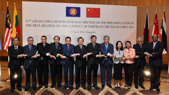 Các quan chức cấp cao ASEAN và Trung Quốc tại hội nghị ở Singapore /// AFP