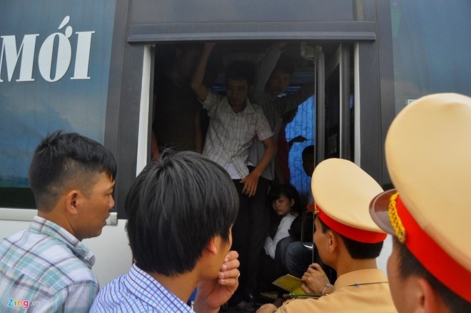 Xe 29 cho nhoi nhet 93 nguoi: 'Khong nhoi thi doi' hinh anh 2