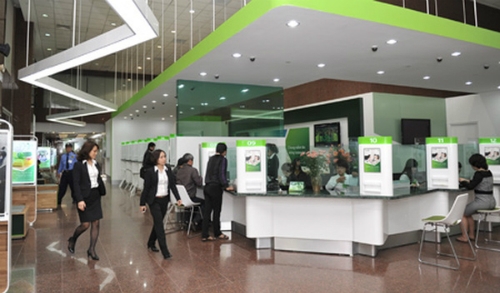 gan-15000-nhan-vien-vietcombank-nhan-luong-thang-binh-quan-23-4-trieu-dong