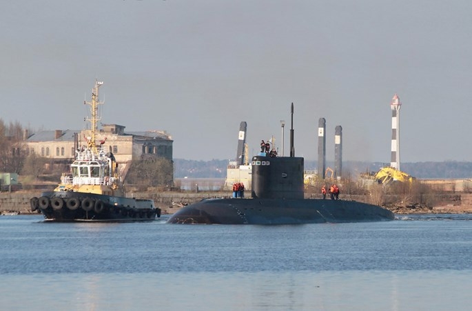 Tàu ngầm Kilo Nga bị sự cố ở biển Baltic được kéo về Nhà máy Admiralty - ảnh 2