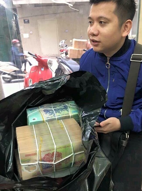 Thực hư chuyện ôm bao tải chứa 10 tỉ đồng mua siêu sim - ảnh 1