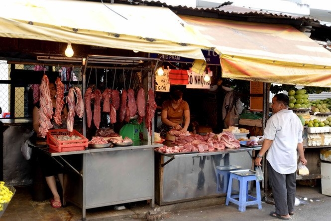 thuong lai trung quoc lam loan thi truong thit heo hinh anh 1