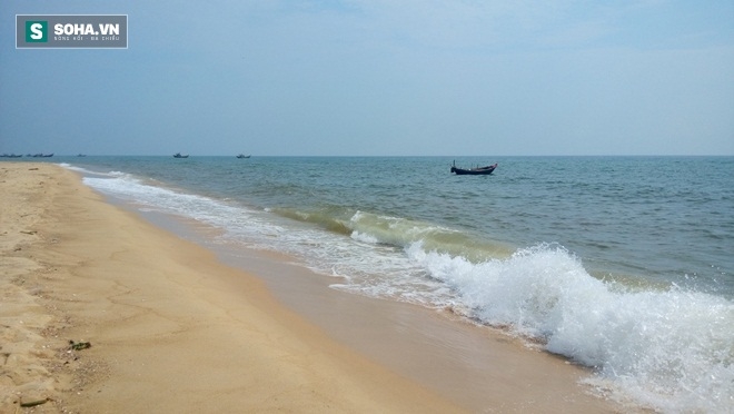 Nước biển ở xã Nhân Trạch đã trở lại bình thường nhưng vẫn đang chờ kết luận từ các nhà khoa học (Ảnh: Trần Phúc)