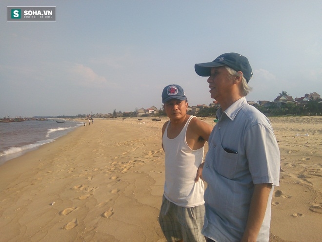 Ông Viết (áo trắng) cung cấp thông tin cho Giáo sư, Tiến sĩ Dương Đức Tiến (Ảnh: Trần Phúc)