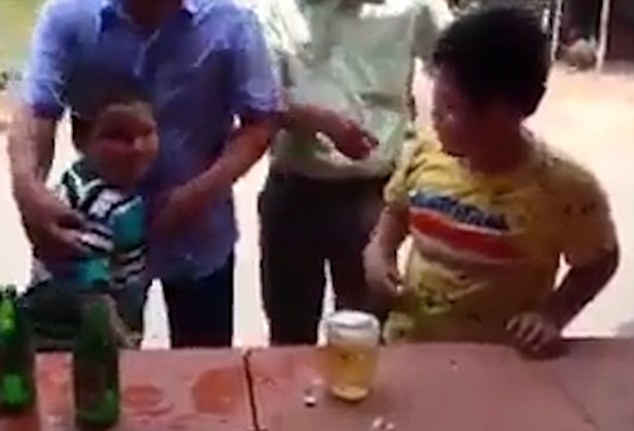 Báo nước ngoài viết về 2 cậu bé Việt Nam thi uống bia - 2