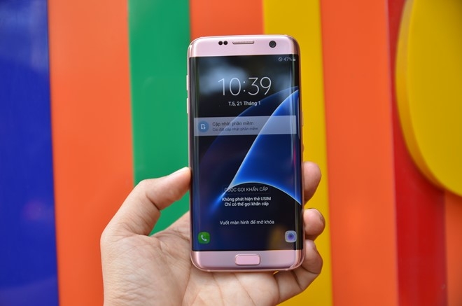 Mo hop Samsung Galaxy S7 edge mau vang hong dau tien tai VN hinh anh 6