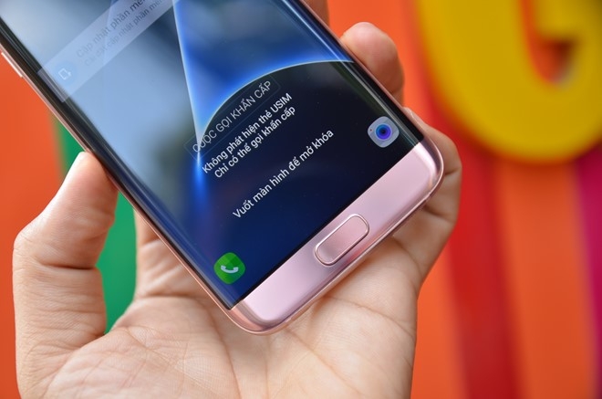 Mo hop Samsung Galaxy S7 edge mau vang hong dau tien tai VN hinh anh 8