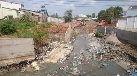 Đê chắn bờ suối sụp đổ sau cơn mưa 