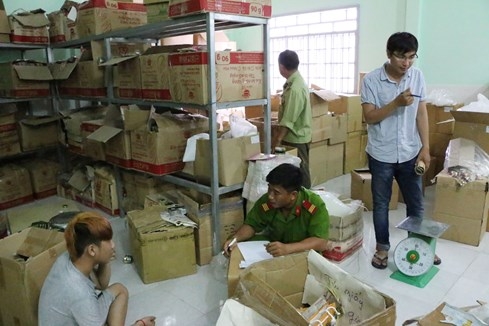 Mỹ phẩm dỏm được 'sản xuất' như trộn cám heo - ảnh 1