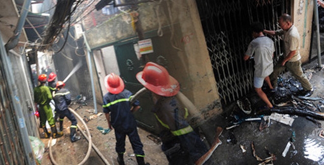 Người đàn ông mình đầy thương tích chạy ra từ căn nhà bốc cháy