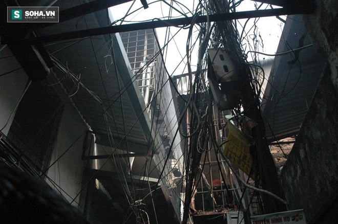 Đường dây điện đi qua căn nhà xảy ra vụ cháy bị ảnh hưởng nghiêm trọng.