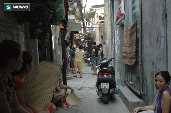 Vụ cháy xảy ra trong căn ngõ nhỏ nên công tác dập lửa gặp rất nhiều khó khăn.