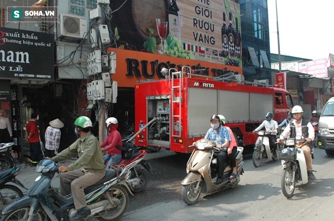 Xe chữa cháy phải để ngoài đường Thái Hà sau đó lực lượng CSPCCC kéo ống vào bên trong ngõ để tiến hành dập lửa.