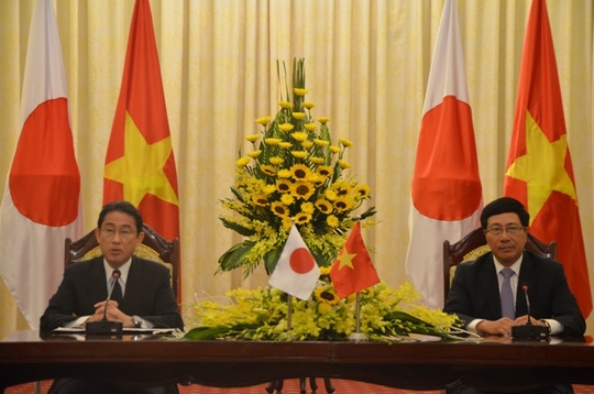 Bộ trưởng Ngoại giao Nhật Bản Kishida và Phó Thủ tướng, Bộ trưởng Ngoại giao Phạm Bình Minh tại buổi họp báo - Ảnh: Nguyễn Hưởng