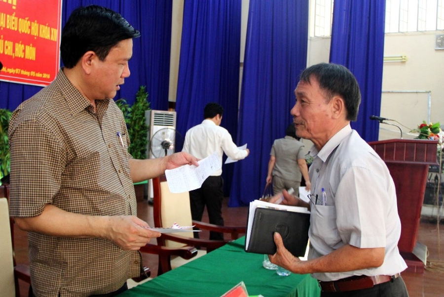 Nhiều cử tri không có thời gian phát biểu nên viết tâm tư vào giấy gửi cho ứng viên đại biểu Quốc hội khóa tới (ảnh Nguyễn Quang)