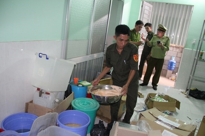 Phat hien co so san xuat my pham duong da rom quy mo lon hinh anh 1