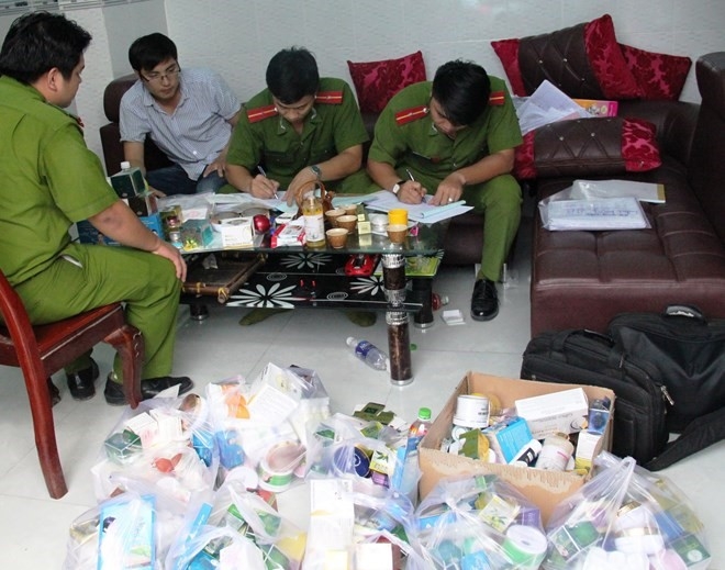 Phat hien co so san xuat my pham duong da rom quy mo lon hinh anh 2