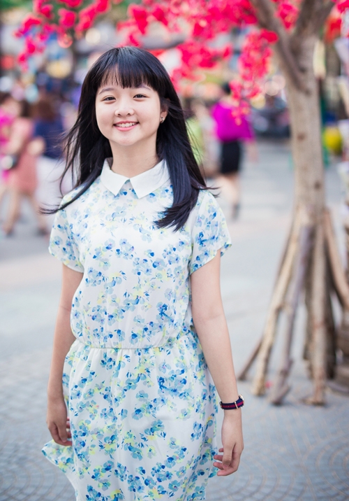 sao-nhi-toi-thay-hoa-vang-tren-co-xanh-khoe-net-trong-treo-6