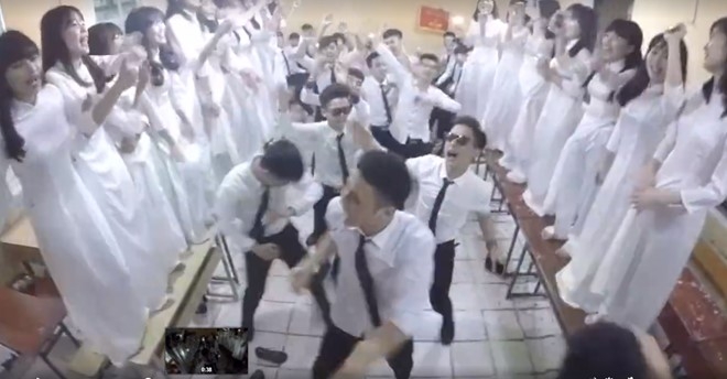 Teen Ha Noi quay tung bung trong clip ky yeu gay tranh cai hinh anh 1