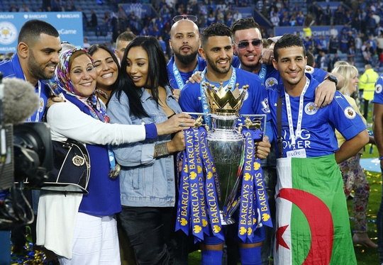 Mahrez ăn mừng bên gia đình và đồng đội