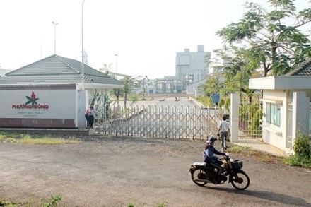  Cổng nhà máy luôn trong cảnh đóng kín, then cài... 