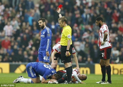 Nhận thẻ đỏ, Terry ném băng đội trưởng Chelsea - 1