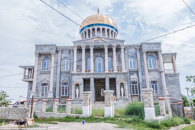 Thị trấn giàu có chỉ toàn cung điện