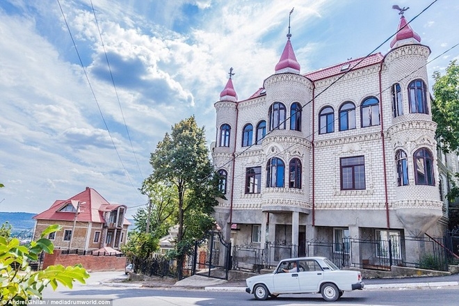 Thị trấn giàu có chỉ toàn cung điện