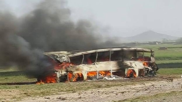 Xe buyt dam xe bon cho dau o Afghanistan, 52 nguoi chet hinh anh 1