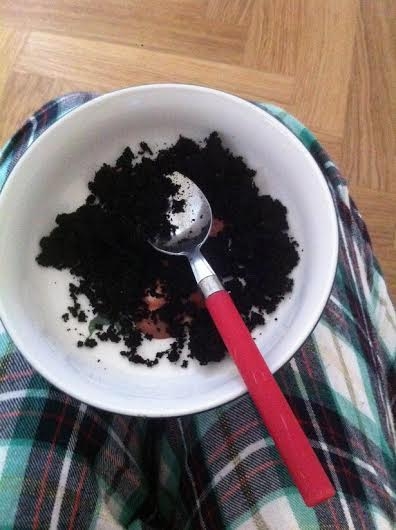  Jenny nhấm nháp bát phân hữu cơ để thoả mãn cơn nghiện kỳ lạ. 